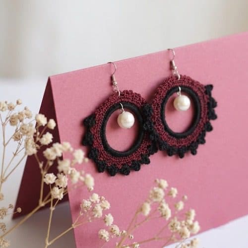 گوشواره دستبافت بوهو دایره‌ای با مروارید (رنگ زرشکی و مشکی) — تصویر ۳