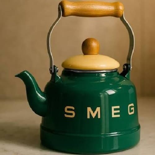 کتری لعابی طرح اسمگ (SMEG) با دسته چوبی ارگونومیک 2/5 لیتری — تصویر ۱۰
