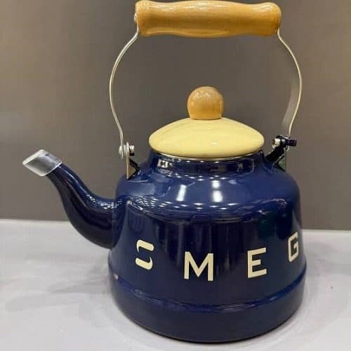 کتری لعابی طرح اسمگ (SMEG) با دسته چوبی ارگونومیک 2/5 لیتری — تصویر ۴