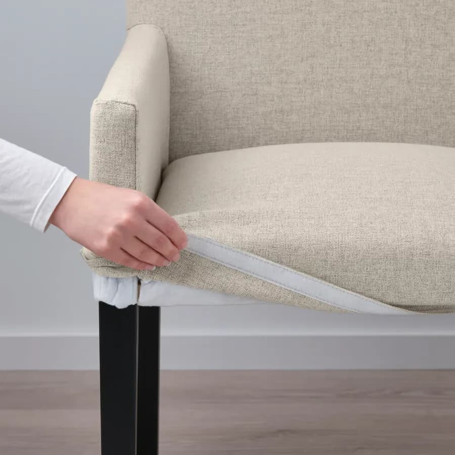 میز و ۴ صندلی دسته‌دار، روکش بلوط (رنگ قهوه‌ای) / پارچه «گونارد» (Gunnared) بژ (پایه‌های مشکی)، ۱۴۵ سانتی‌متر ایکیا مدل MÖRBYLÅNGA / MÅRENÄS — تصویر ۴