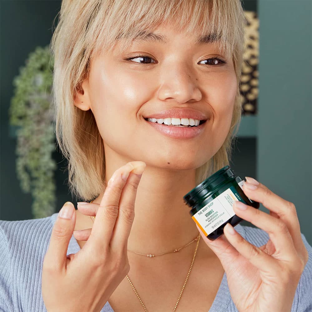 ژل کرم آبرسان مرطوب کننده و تقویت کننده ویتامین سی بادی شاپ The body shop Vitamin C Glow Boosting Moisturise 50ml — تصویر ۸