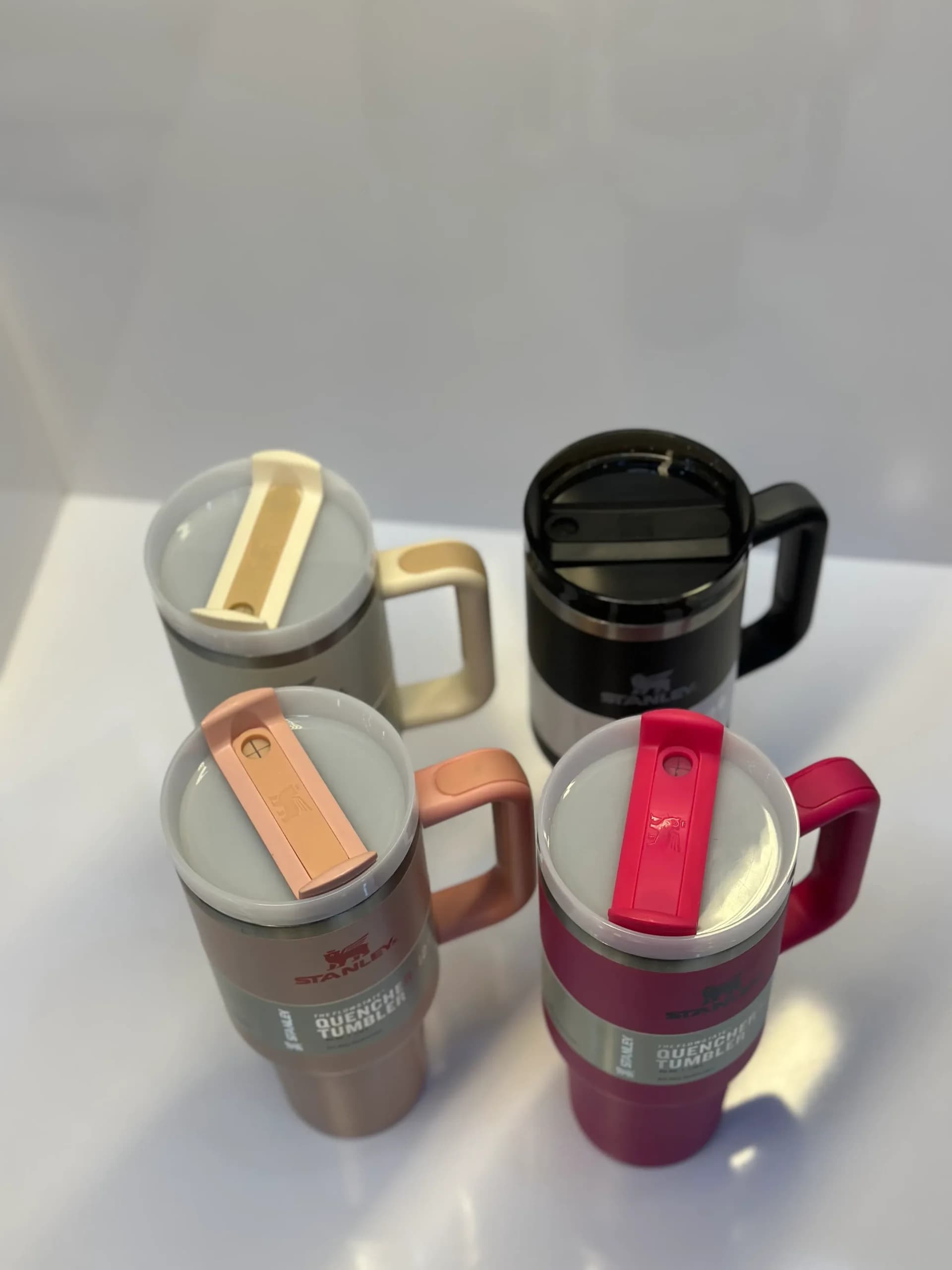 تراول ماگ استنلی مدل Quencher H2.O Tumbler دسته دار 1.18 لیتر اصل — تصویر ۱۲