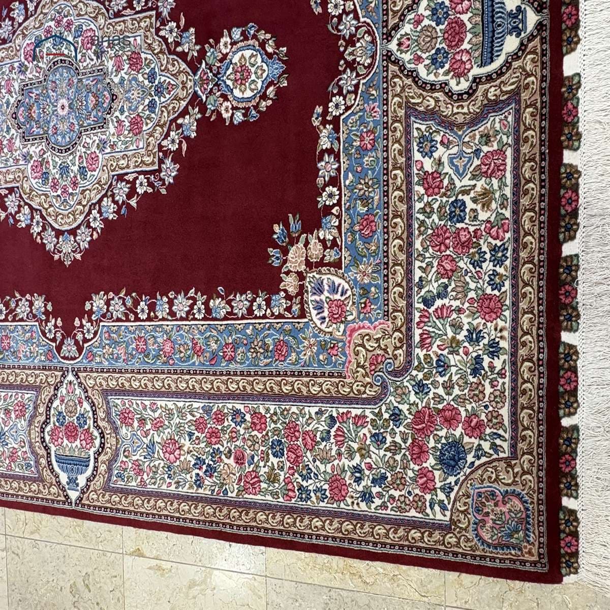 فرش دستباف نه متری کف ساده زمینه لاکی بافت کرمان کد D09157 — تصویر ۷