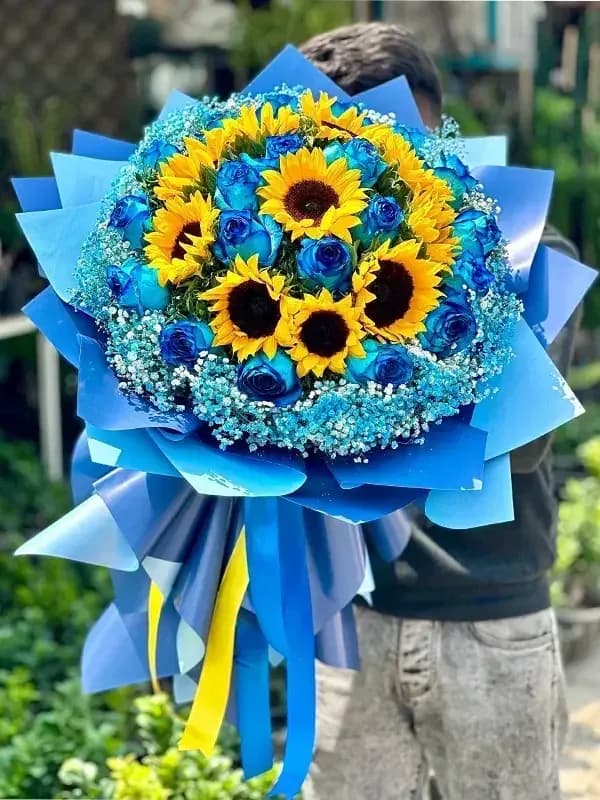 دسته گل رز آبی و آفتابگردان و ژیپسوفیلا