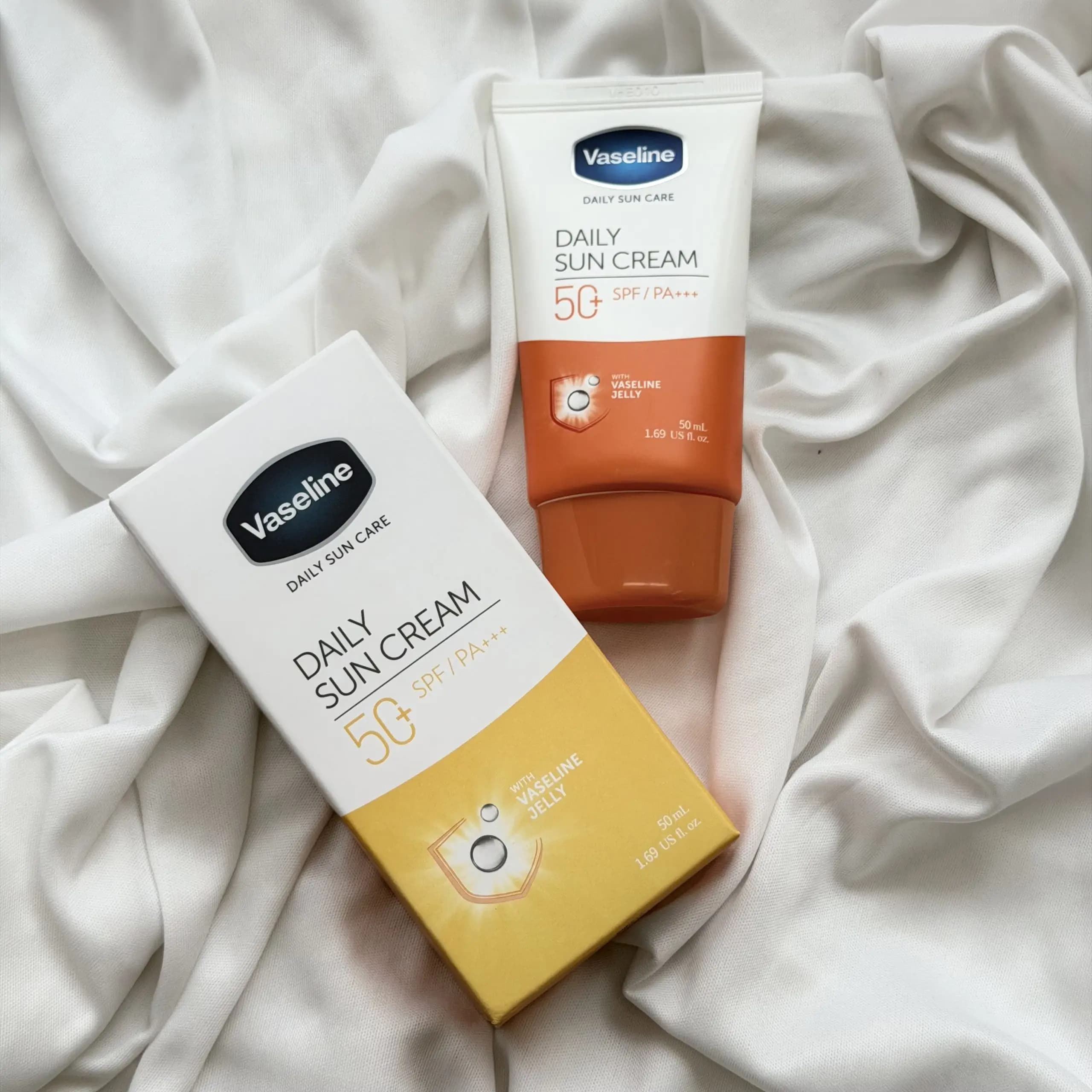 ضدآفتاب بی‌رنگ وازلین +SPF50 مناسب انواع پوست اورجینال — تصویر ۴