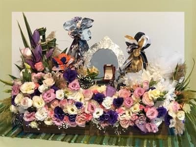 هدیه با گل‌های تازه و دیزاین حرفه‌ای