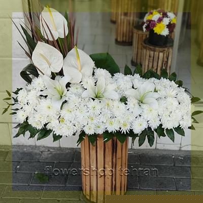 چیدمان رسمی دسته گل ترحیمی مناسب مسجد و خانه — تصویر ۲