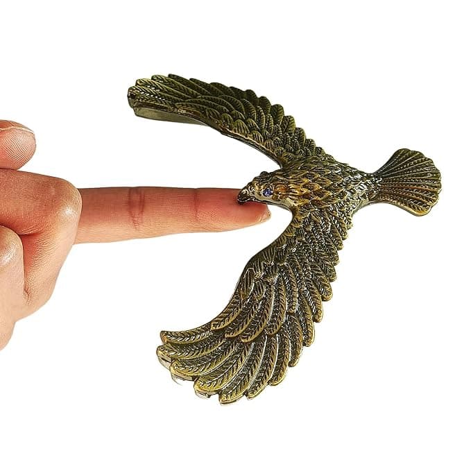 دکوری عقاب تعادلی روی برج ایفل مدل Balancing Eagle — تصویر ۵