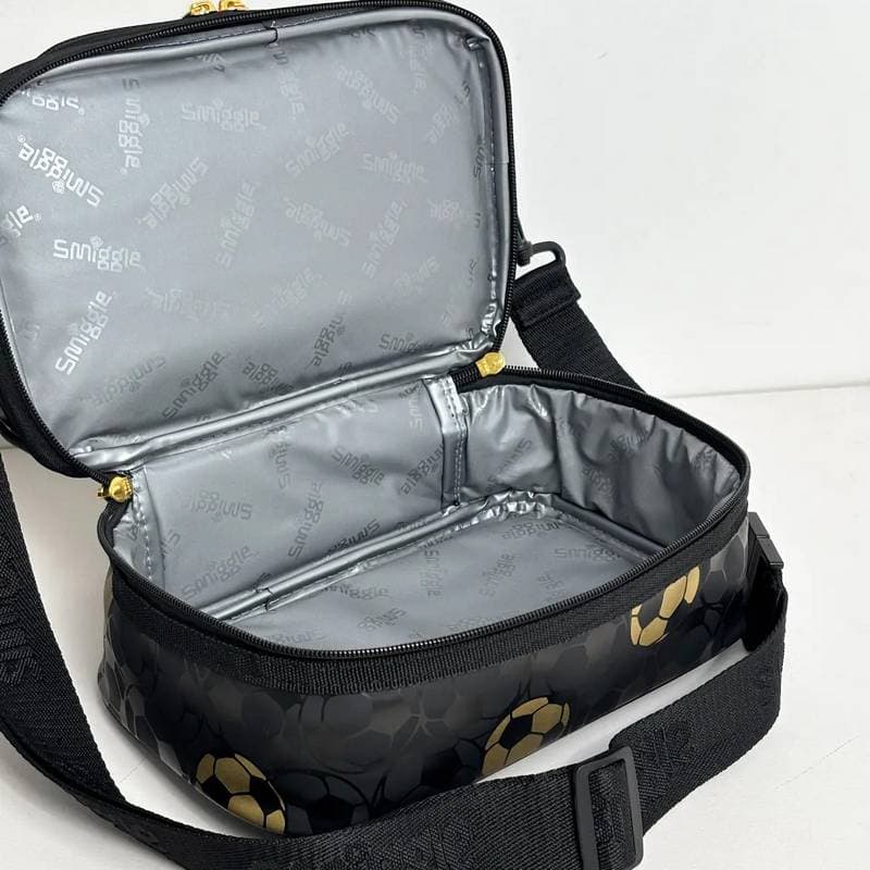 کیف غذا پسرانه اسمیگل طرح توپ طلایی — تصویر ۳