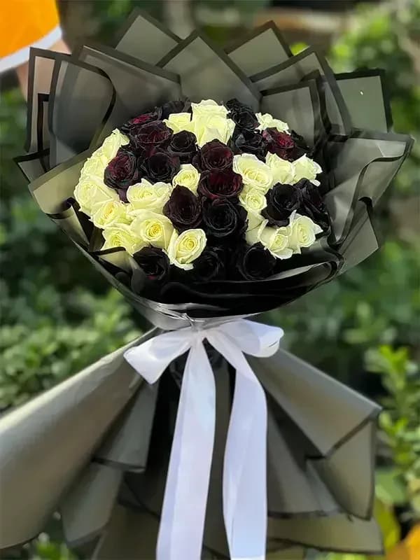 دسته گل رز مشکی و سفید 40 شاخه هلندی — تصویر ۲