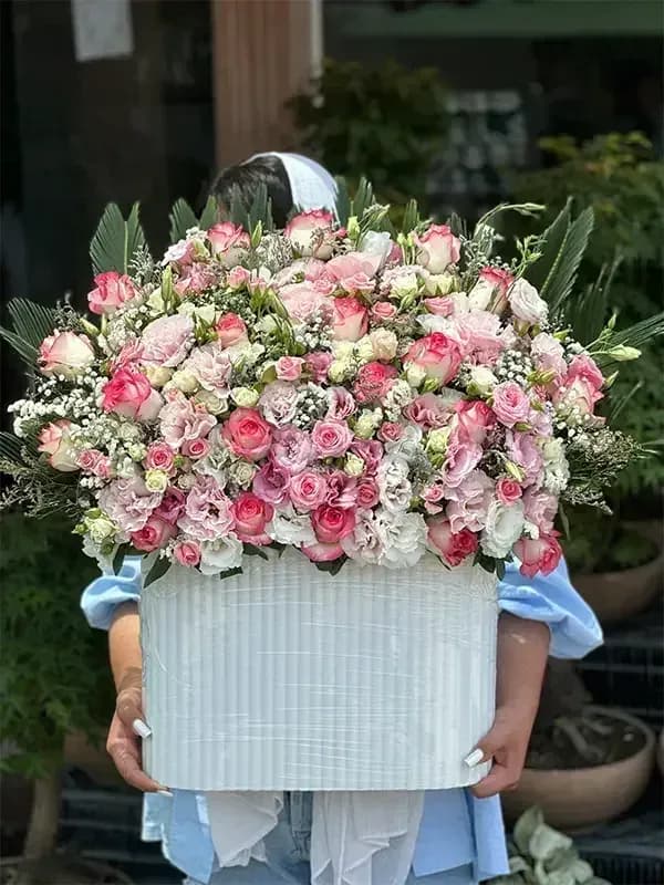 سفارش باکس گل صورتی و سفید با بهترین کیفیت ارسال رایگان