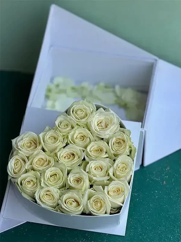 باکس گل با رز سفید هلندی و ارسال رایگان — تصویر ۲