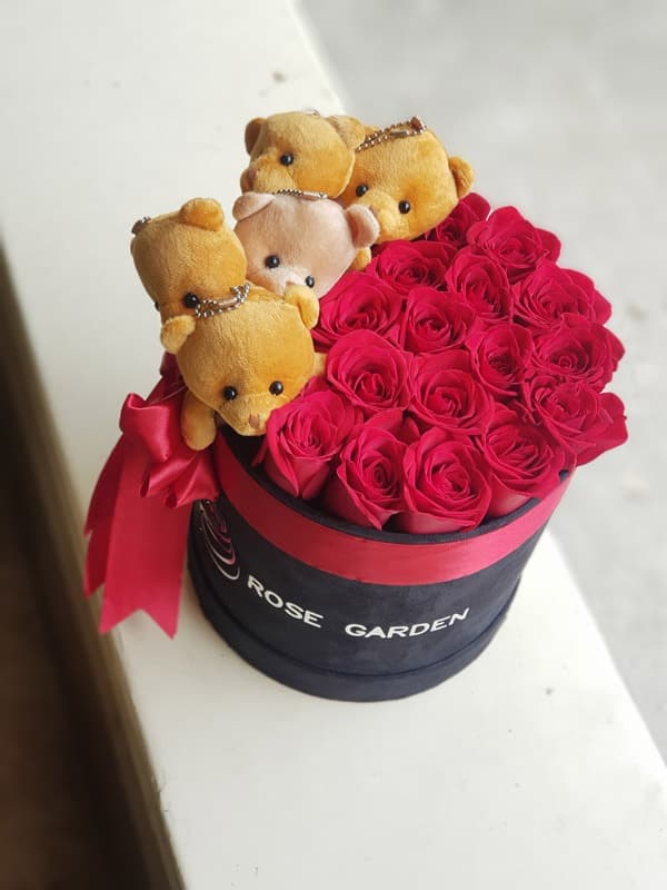 باکس گل و عروسک کد 033 – گل فروشی آنلاین رزگاردن — تصویر ۳