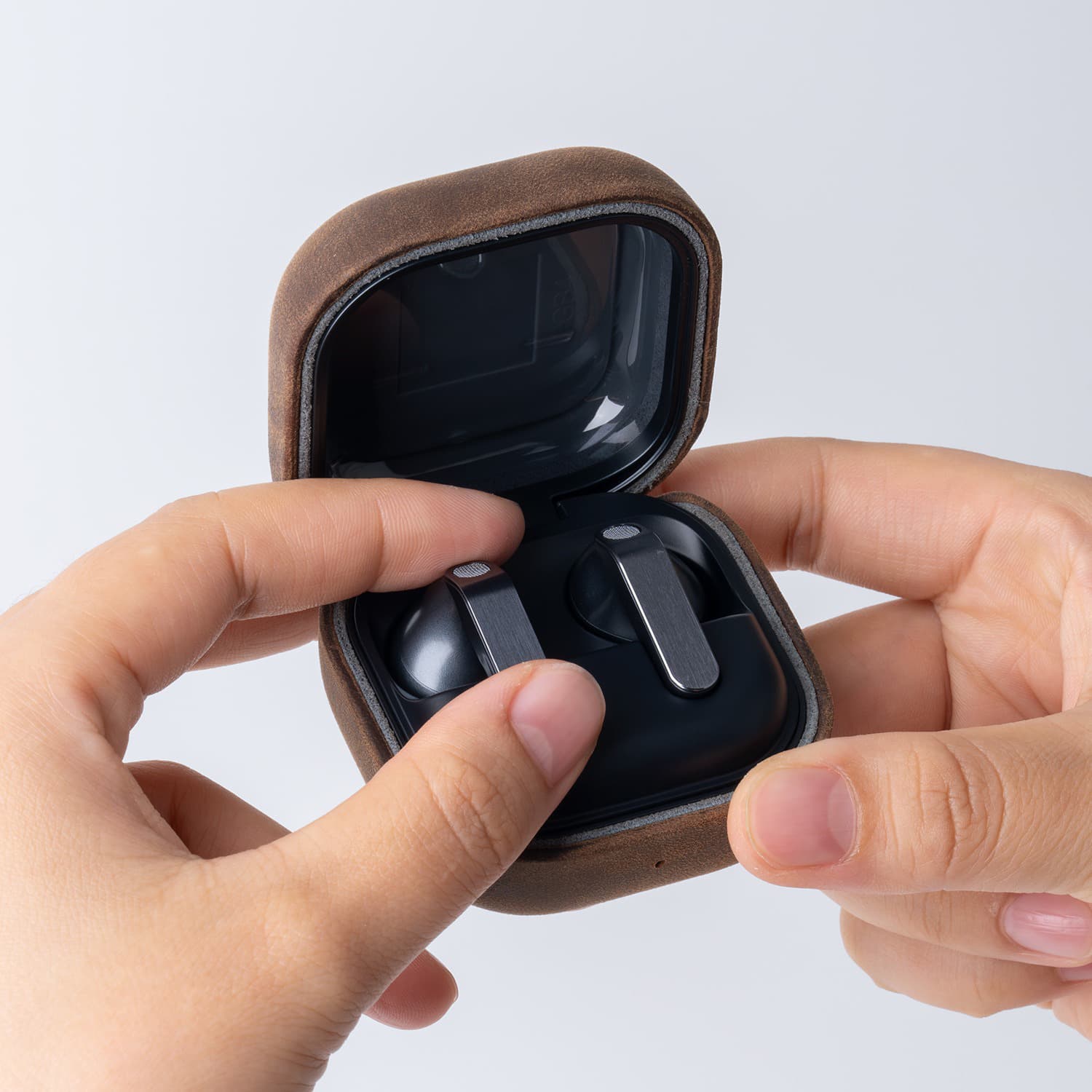 کاور مدل LuxLeather4B مناسب برای کیس هدفون سامسونگ Galaxy Buds 4 Pro / Buds 4 — تصویر ۸