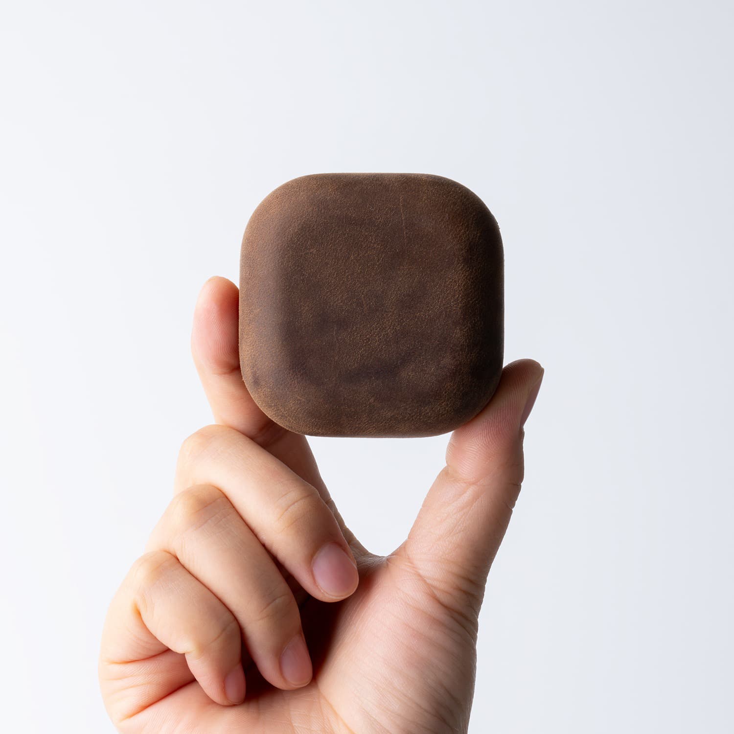 کاور مدل LuxLeather4B مناسب برای کیس هدفون سامسونگ Galaxy Buds 4 Pro / Buds 4 — تصویر ۴