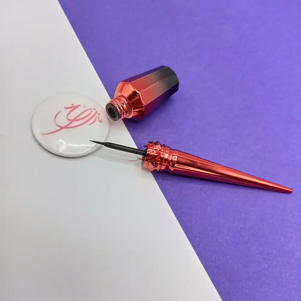 خط چشم مویی رمانتیک قرمز ROMANTIC MATTE — تصویر ۳