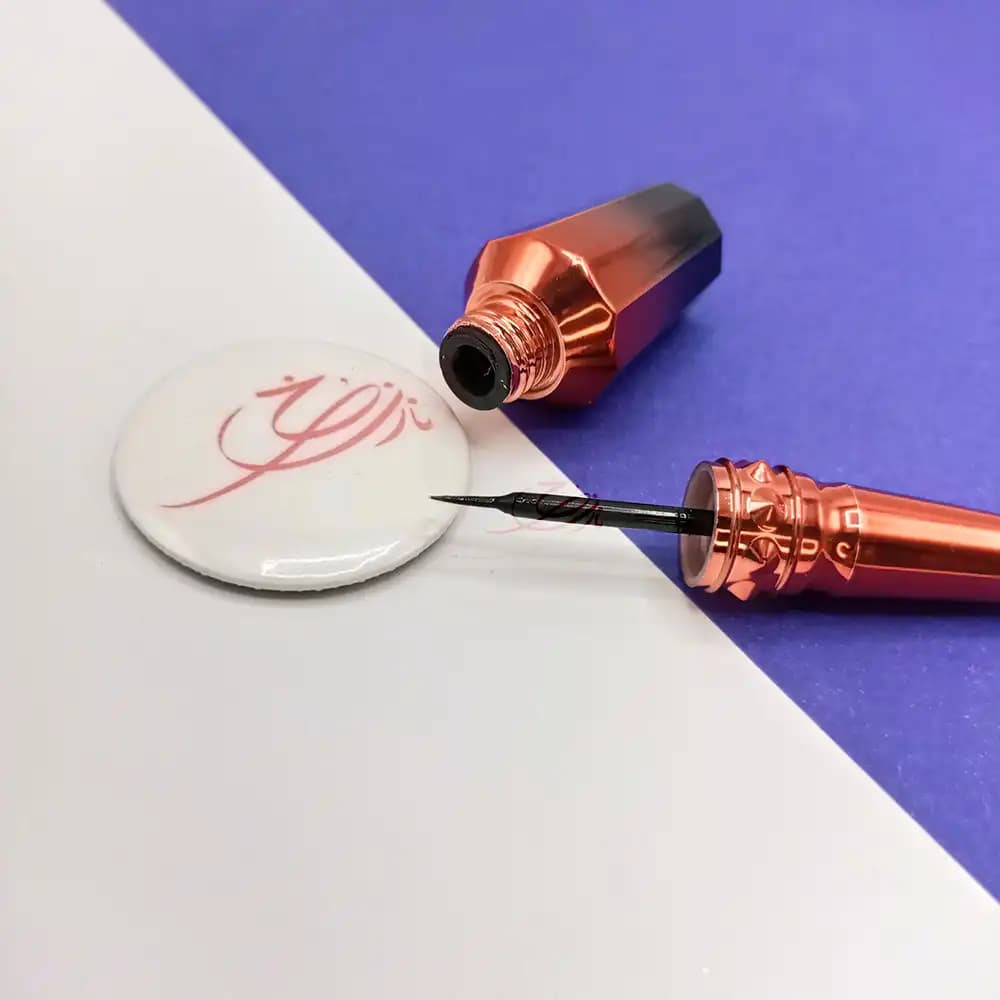 خط چشم مویی رمانتیک قرمز ROMANTIC MATTE — تصویر ۲