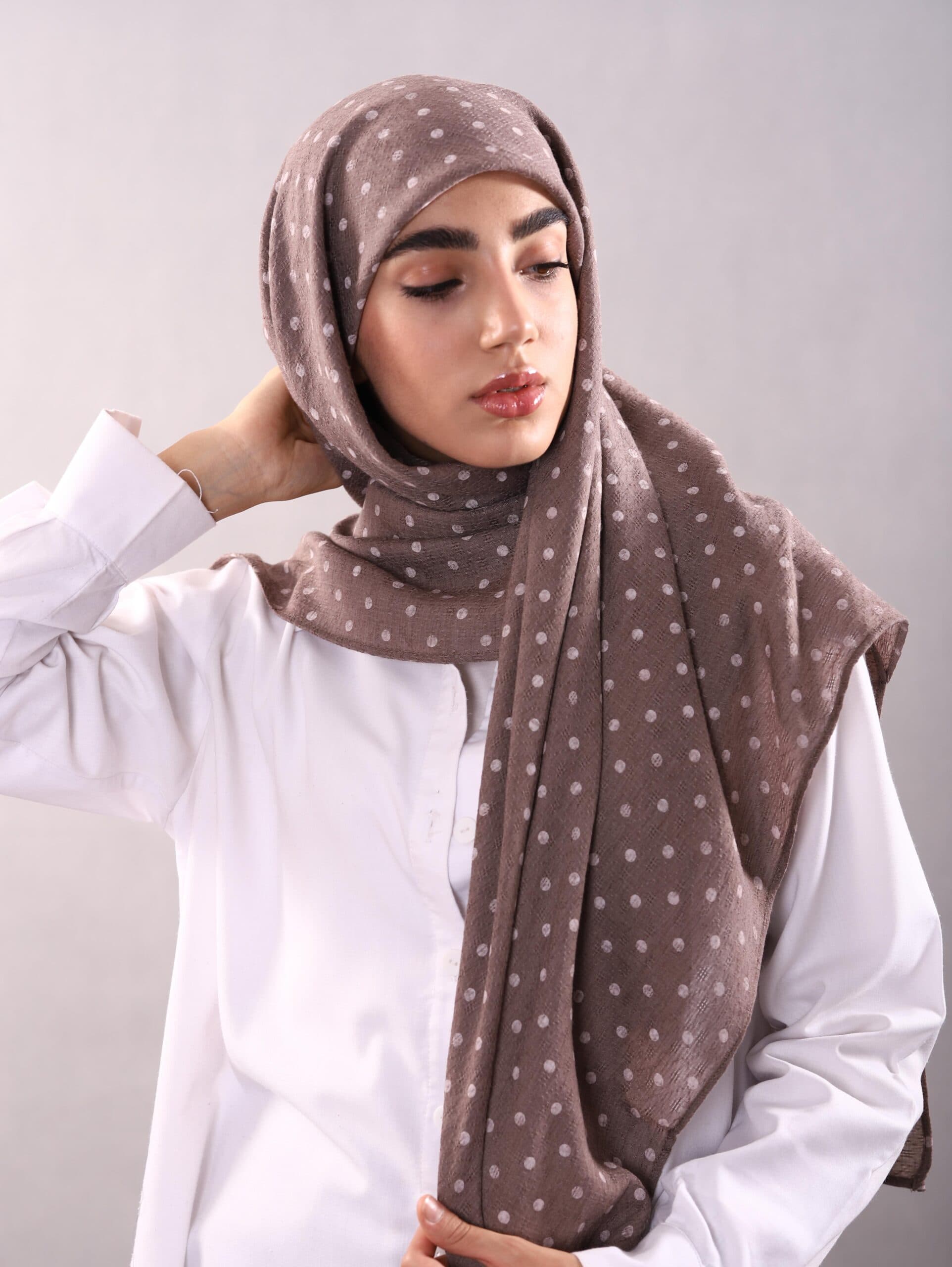 روسری وال نخی ژاکارد خالخالی نسکافه ای — تصویر ۶