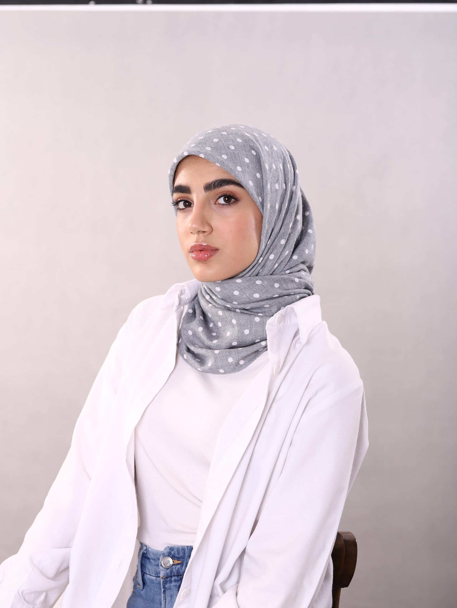 روسری وال نخی ژاکارد خالخالی طوسی — تصویر ۴