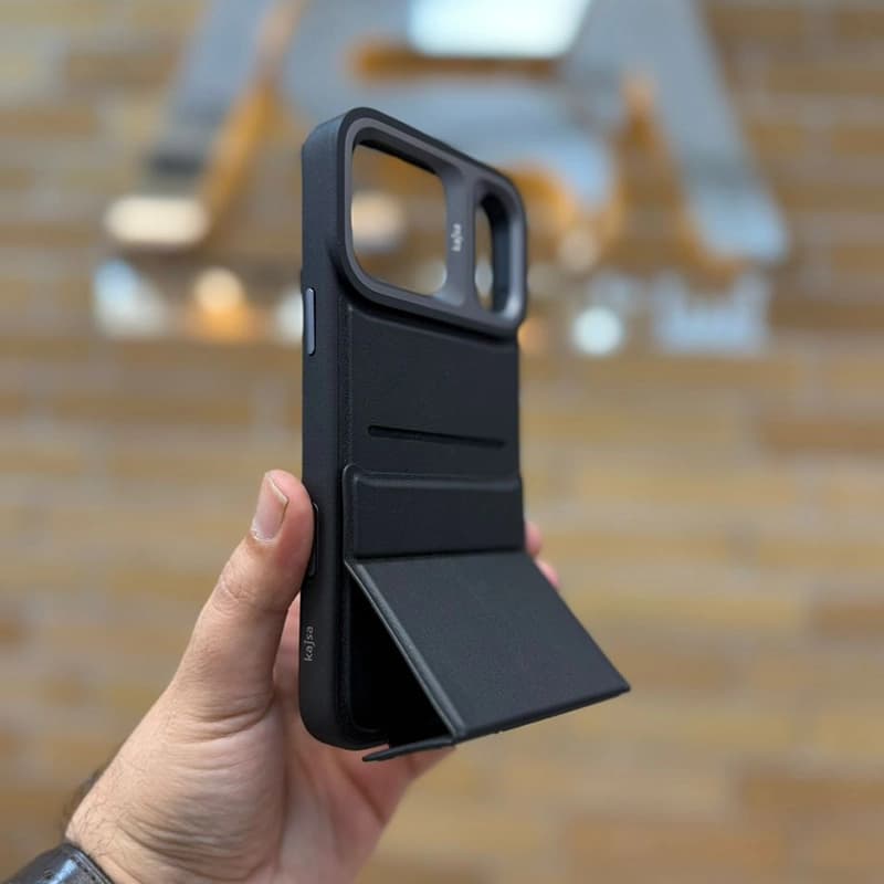 کاور چرمی KAJSA مدل Classic Stand مناسب برای iPhone 17 ProMax — تصویر ۹