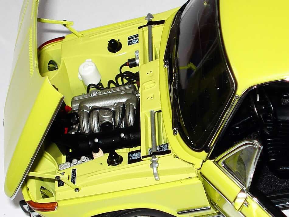 ماکت ماشین BMW 2002 Tii برند AUTOart — تصویر ۴