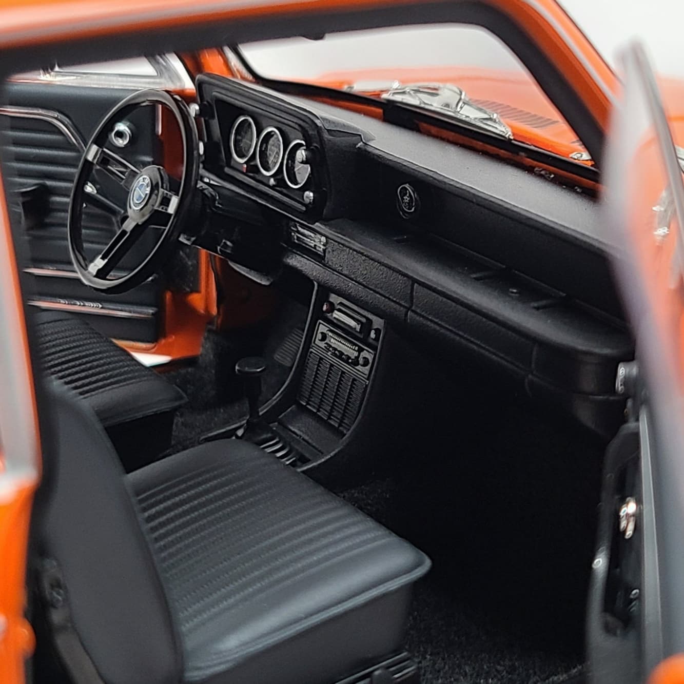 ماکت ماشین BMW 2002 Tii 1972 برند Kyosho — تصویر ۸