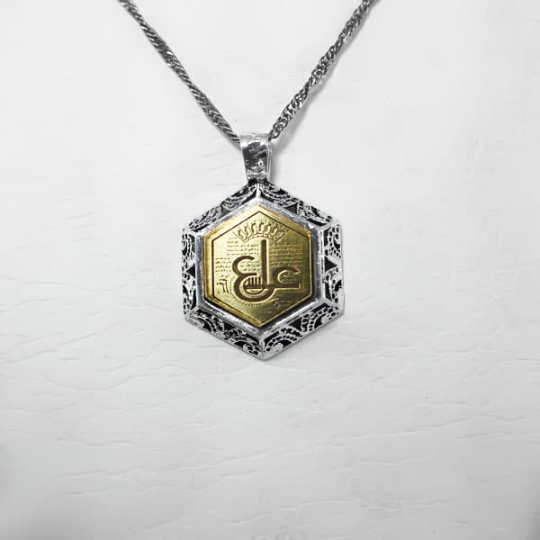 گردنبند حرز امام جواد (ع) نقره طرح شش ضلعی عین علی (ع)+ تربت امام حسین (ع) — تصویر ۲