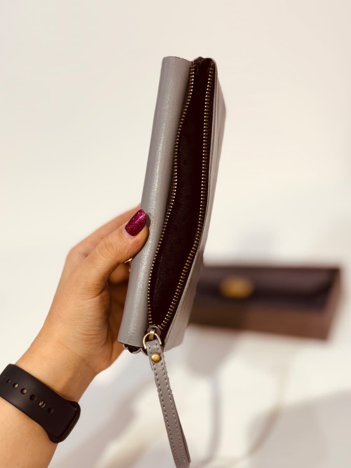 کیف دستی چرم قفل دار کلاسیک — تصویر ۸