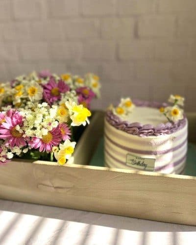 کیک تولد و باکس گل برای همسر زن