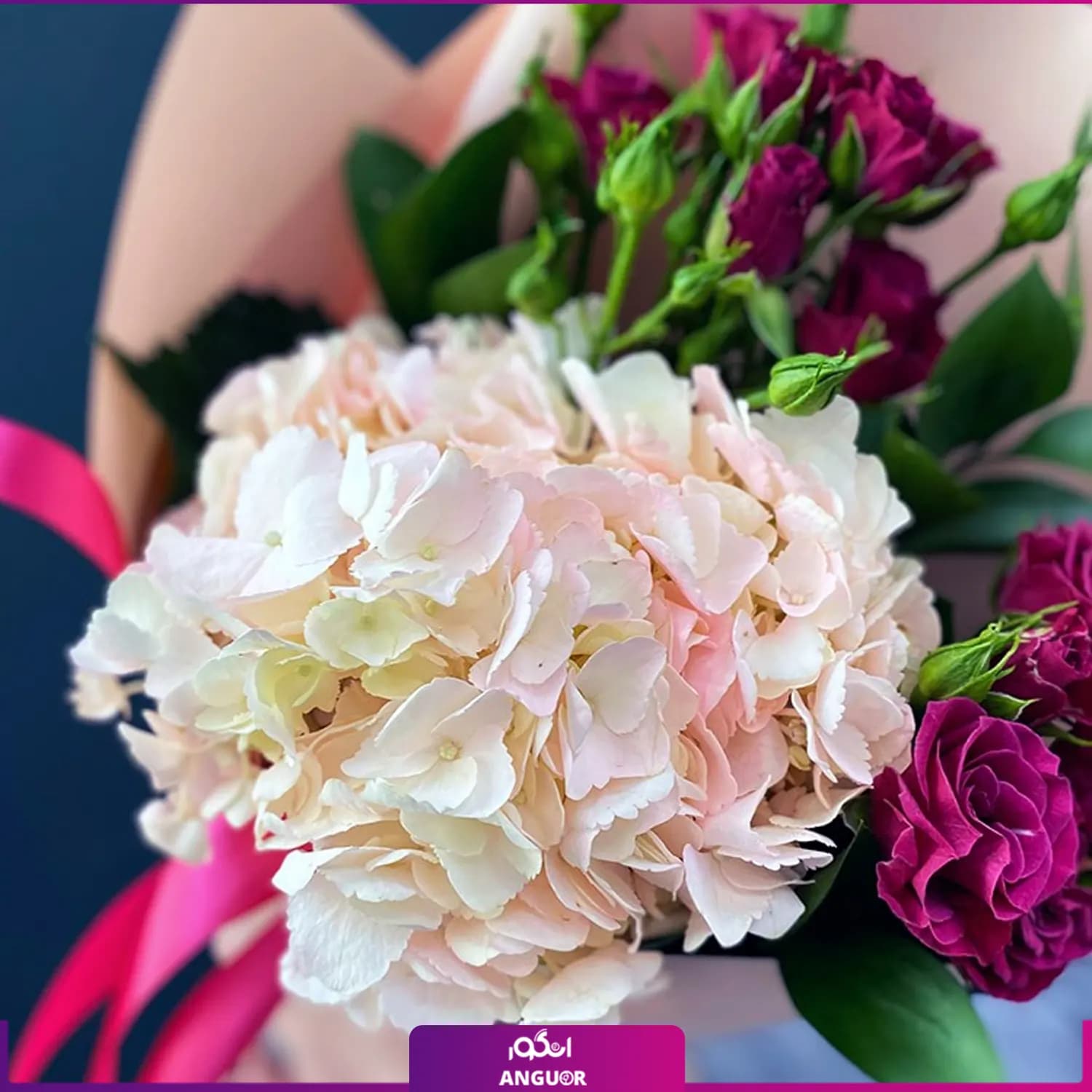 دسته گل هورتانسیا سفید و رز سرخابی — تصویر ۲