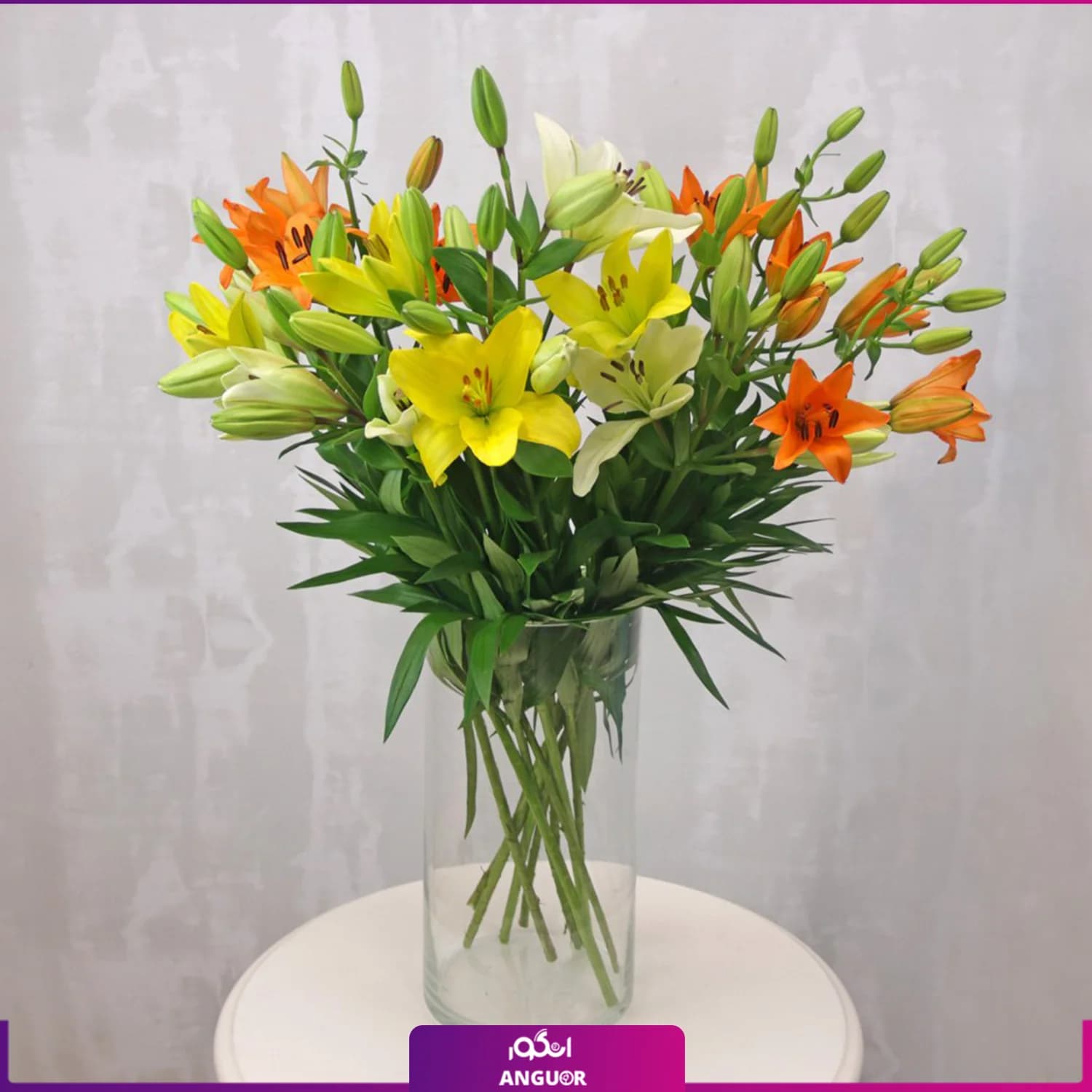 دسته گل لیلیوم با گلدان شیشه ای