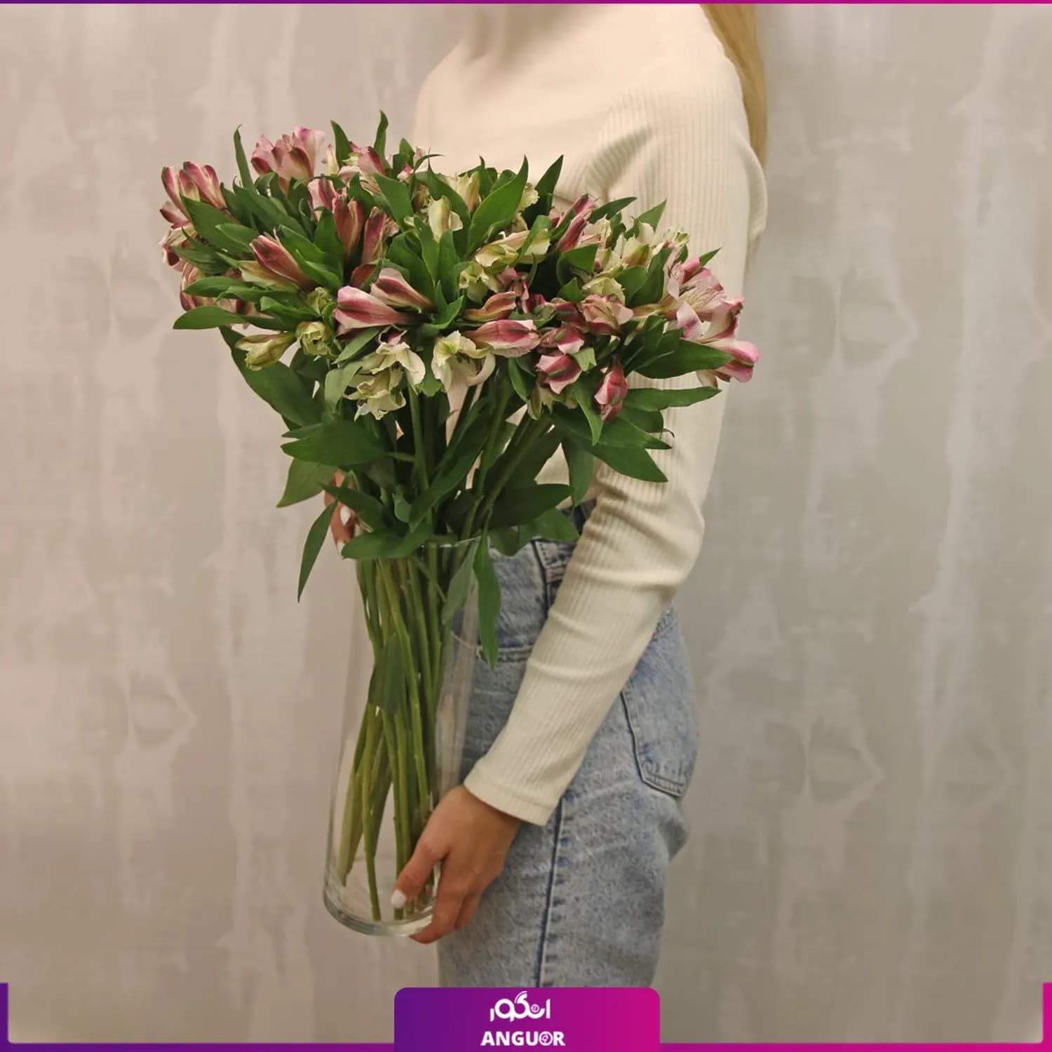 دسته گل آلسترومریا با گلدان شیشه‌ای (رنگبندی) — تصویر ۳