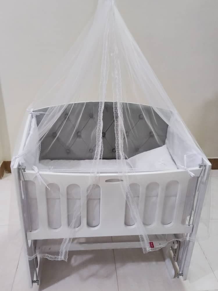 گهواره چوبی پارچه کرمی لمسه نسکافه ای بدنه سفید ابعداد 60*90 دیوانکو Divanco — تصویر ۱۱