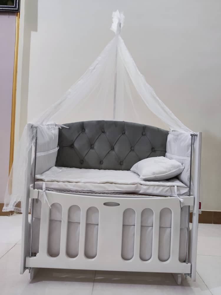 گهواره چوبی پارچه کرمی لمسه نسکافه ای بدنه سفید ابعداد 60*90 دیوانکو Divanco — تصویر ۱۰