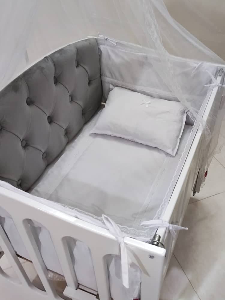 گهواره چوبی پارچه کرمی لمسه نسکافه ای بدنه سفید ابعداد 60*90 دیوانکو Divanco — تصویر ۴