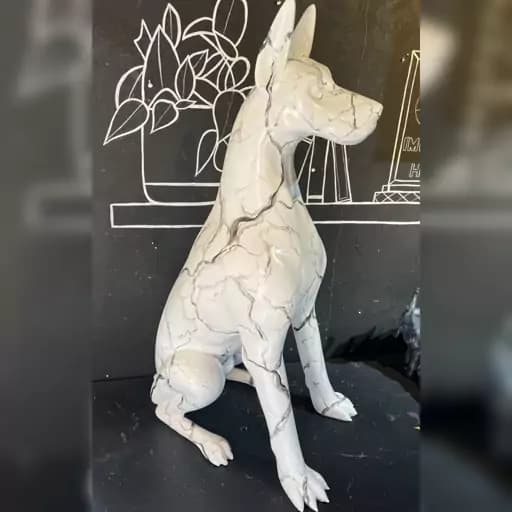 مجسمه قدی سگ شکاری سنگان(اصل) داخل سالنی با رنگ آمیزی و طراحی دستی — تصویر ۵