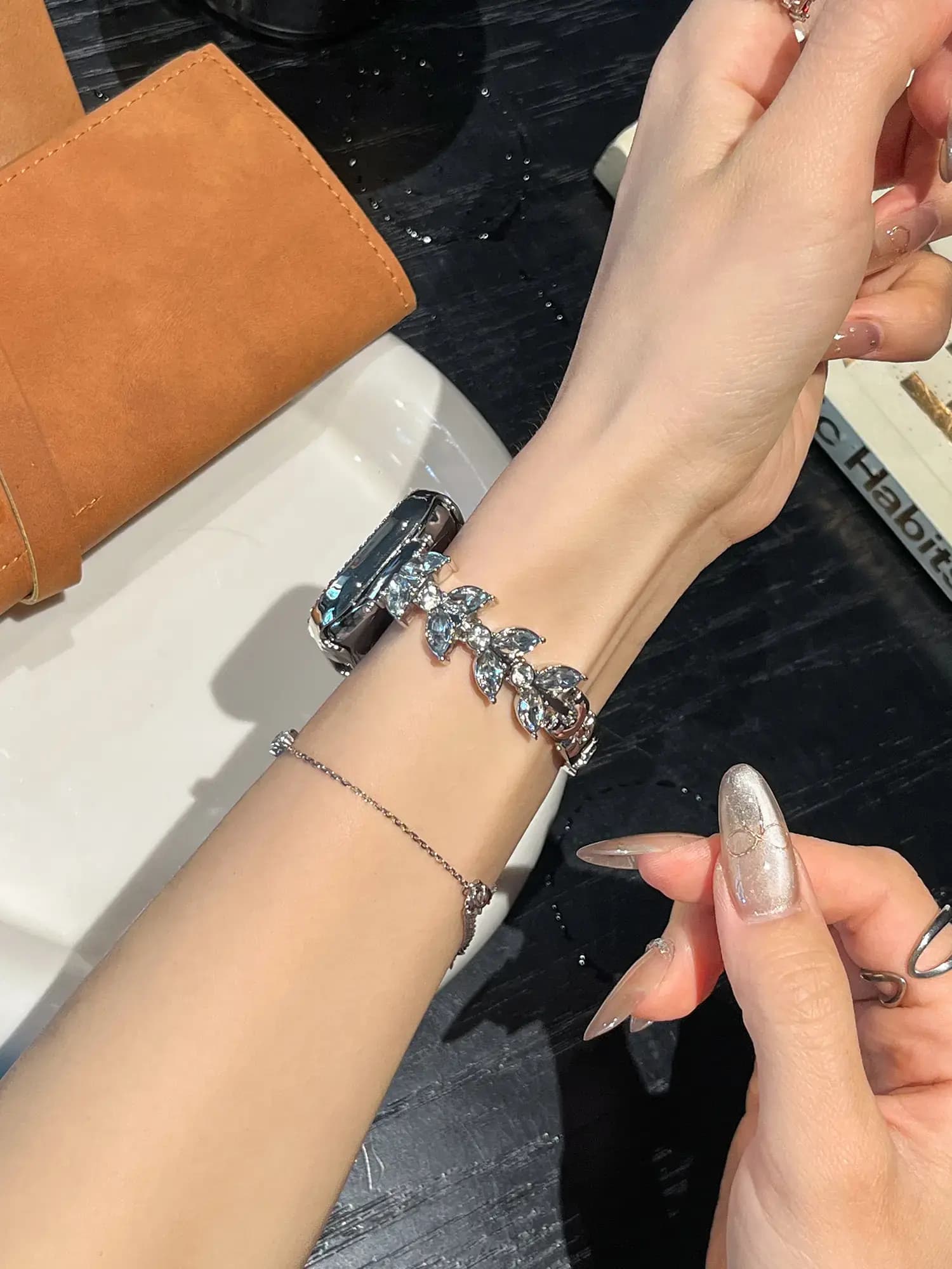 بند اپل واچ Diamond leaf bracelet با گارد نگینی (کدw5072) — تصویر ۴