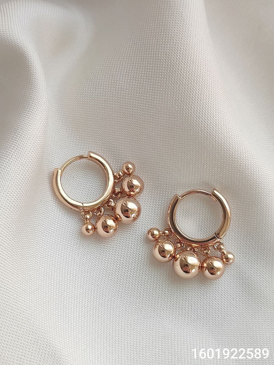 گوشواره حلقه ای زنانه آویز توپی مارک ژوپینگ کیفیت عالی رنگ ثابت کد 1616497 — تصویر ۴