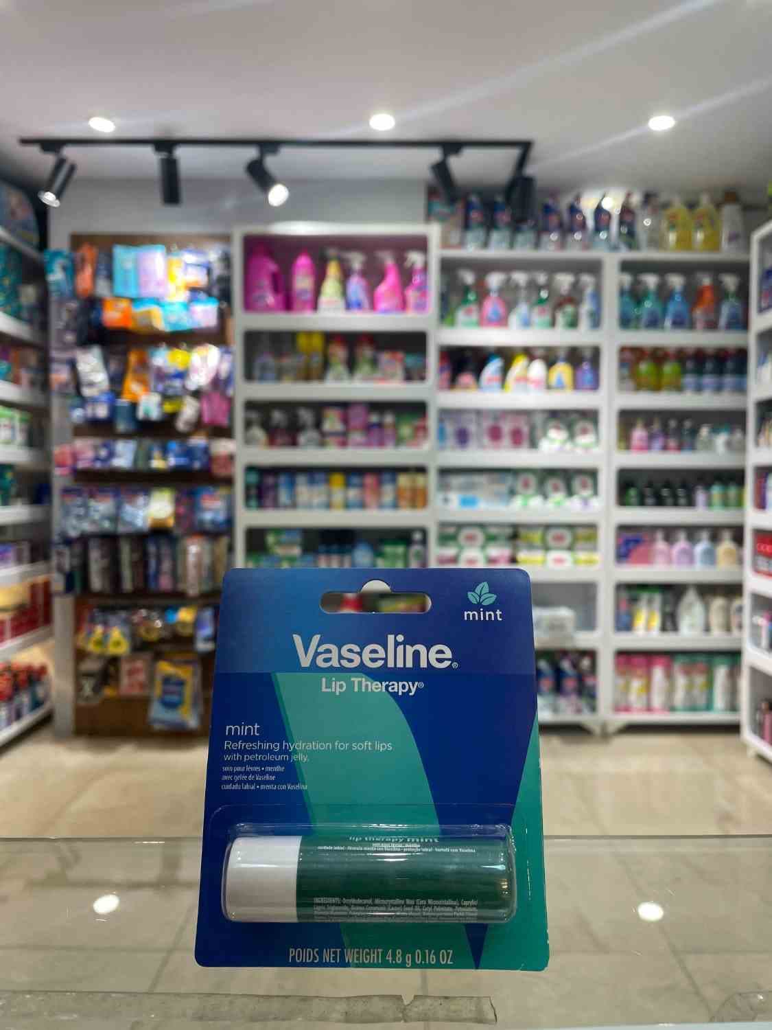 بالم لب وازلین مدل Lip Therapy رایحه Mint وزن ۴.۸ گرم — تصویر ۲