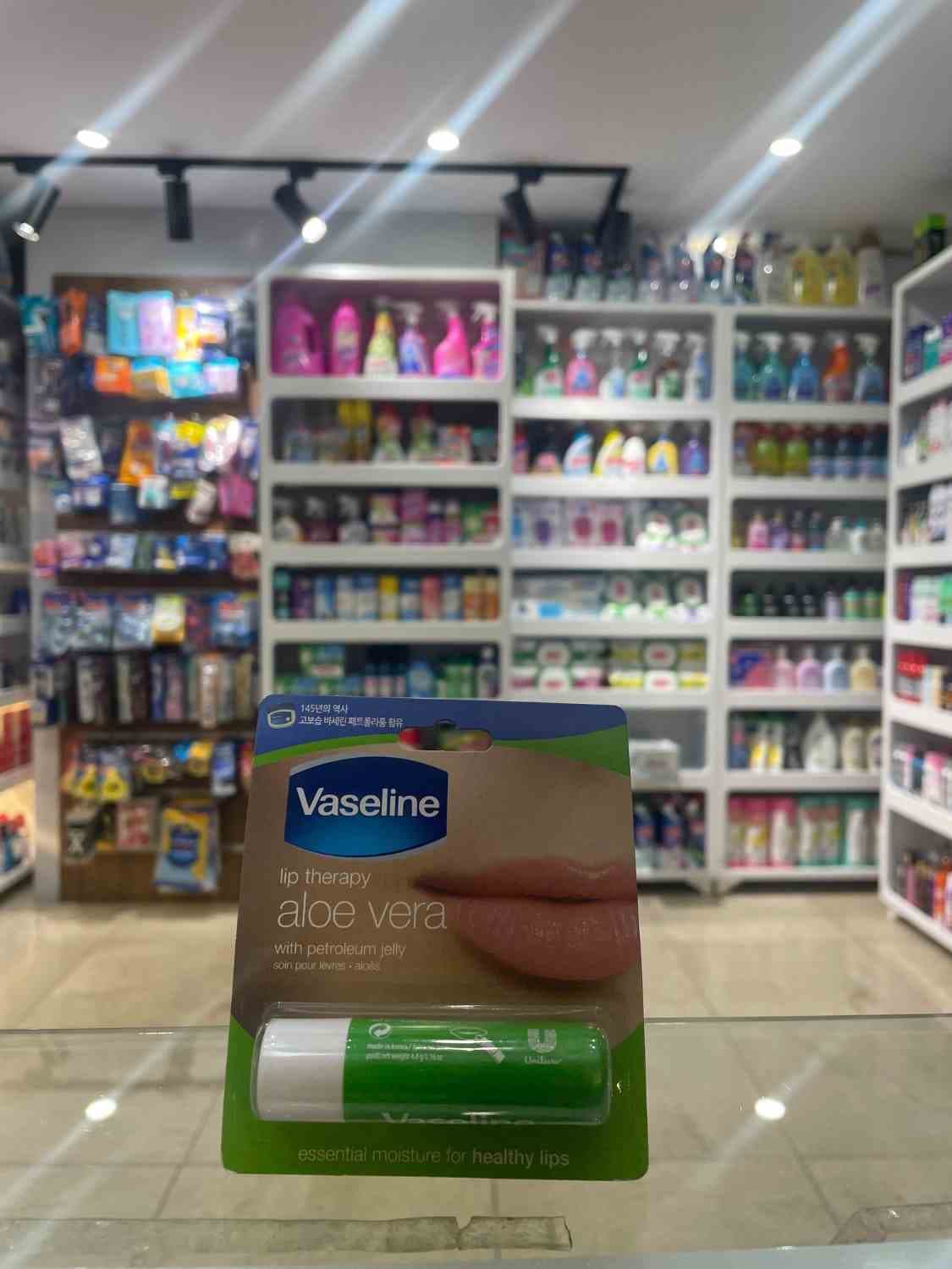 بالم لب وازلین مدل Lip Therapy عصاره Aloe Vera وزن ۴.۸ گرم — تصویر ۳
