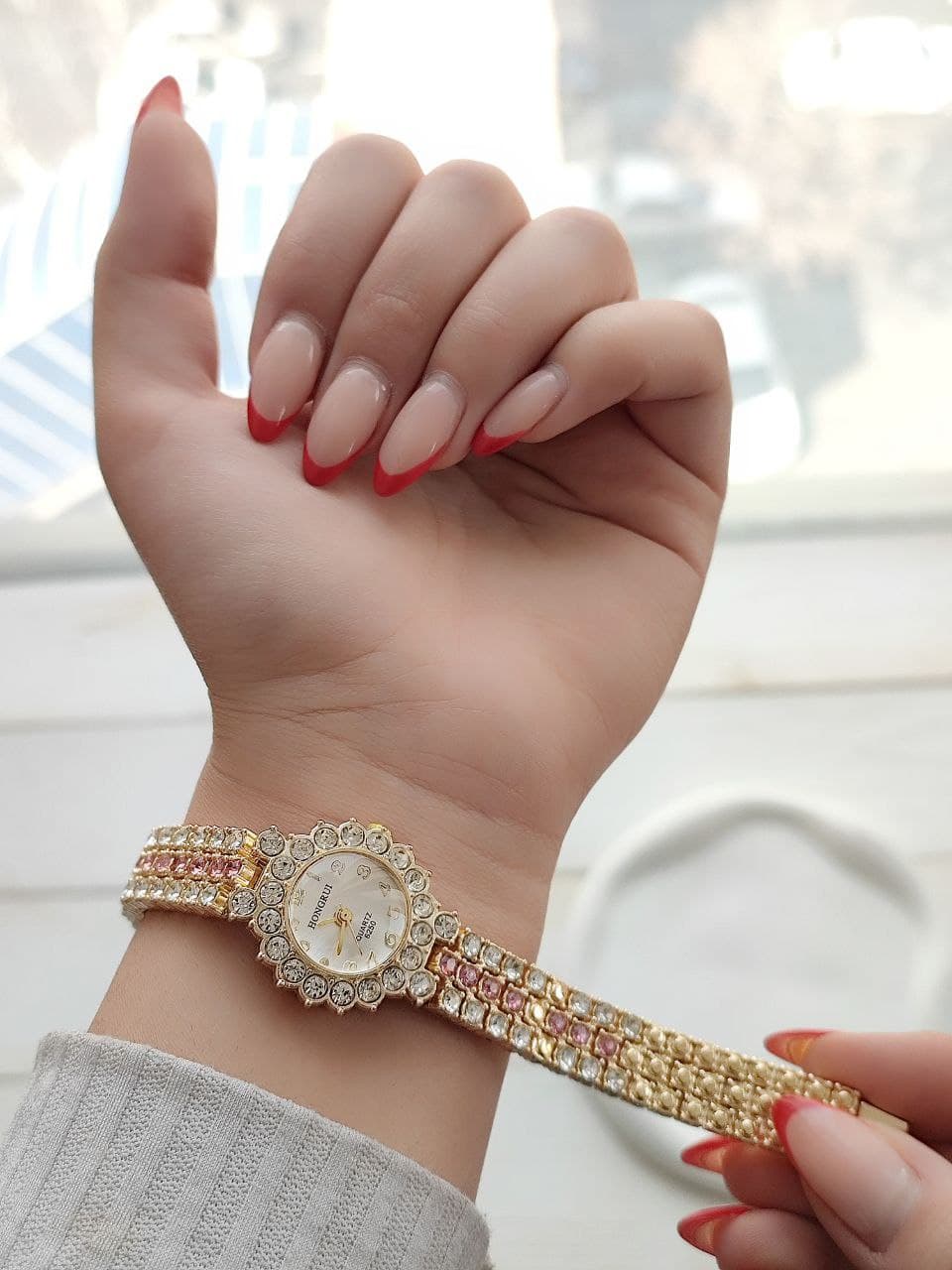 ساعت زنانه مارک HONGRUI طراحی خاص و شیک با بند جواهرنشان در رنگ بندی متنوع کد 1924529 — تصویر ۲