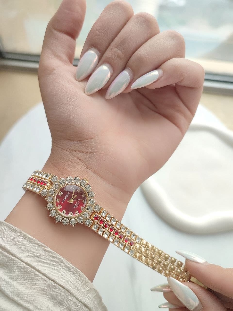 ساعت زنانه مارک HONGRUI طراحی خاص و شیک با بند جواهرنشان در رنگ بندی متنوع کد 1924529 — تصویر ۵