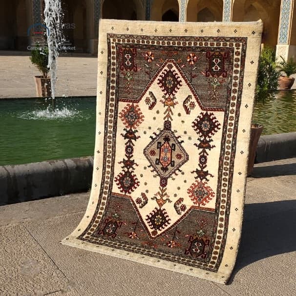 گبه دستباف 1.5 متری زمینه کرم پشم دستریس اعلا بافت قشقایی کد D17110 — تصویر ۳