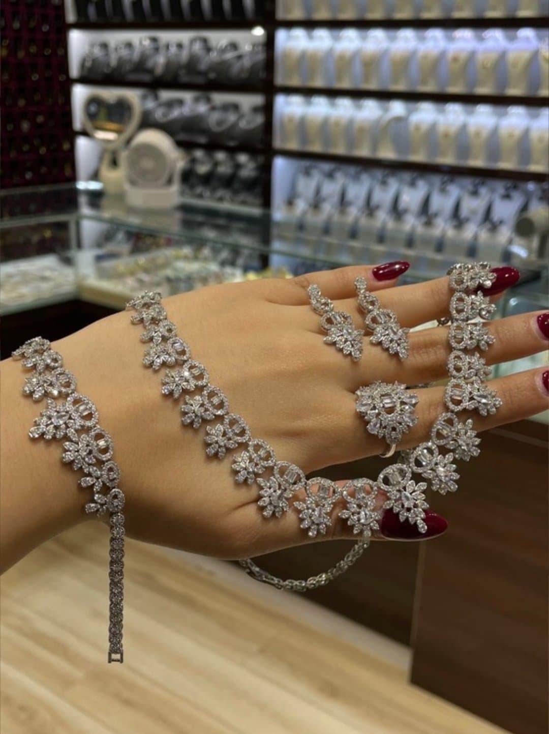 سرویس کامل جواهری عروس نگین‌دار مدل لوکس با درخشش الماس‌گونه – اصل/اورجینال — تصویر ۴