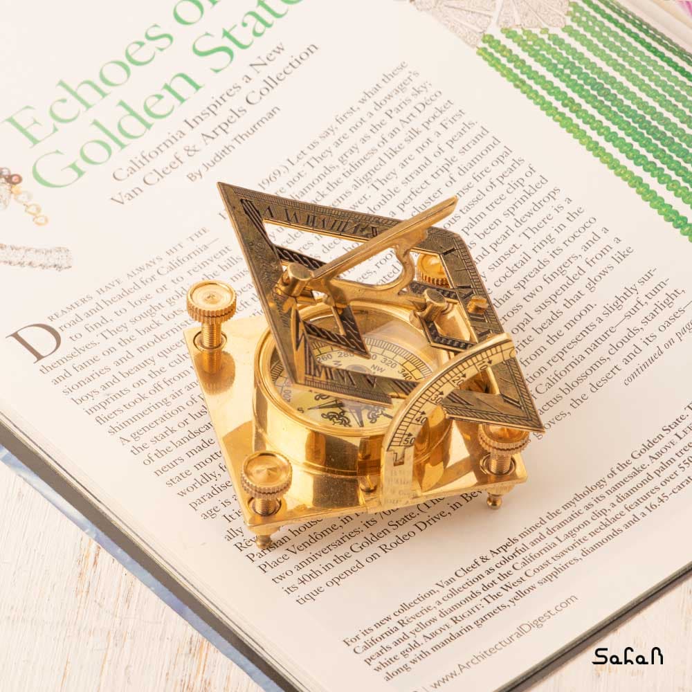 قطب نما اسطرلاب دار هندی برنجی طلایی مربع — تصویر ۴