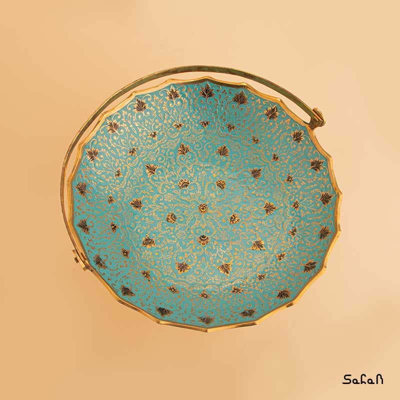 میوه خوری برنجی میناکاری پایه دار دسته دار طرح تاج — تصویر ۹