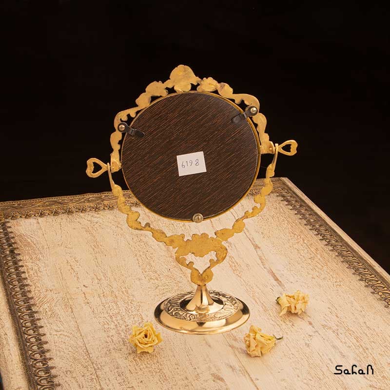 آینه برنجی هندی طلایی پایه دار طرح آمبوس مدل دایره — تصویر ۵