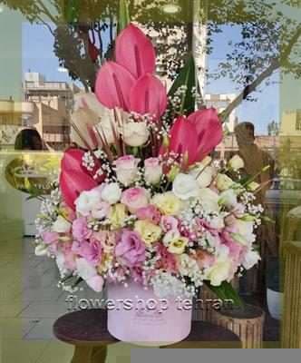 چیدمان هنری گل های خوشگل برای دکور میز یا لابی — تصویر ۳