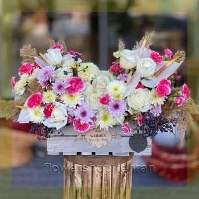طرح سبد گل با گل‌های تازه و دیزاین حرفه‌ای