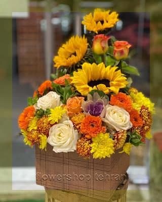 شکلات رز با گل‌های تازه و دیزاین حرفه‌ای